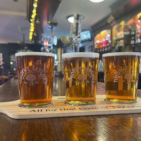 The Crossroads Inn ハリファックス エクステリア 写真